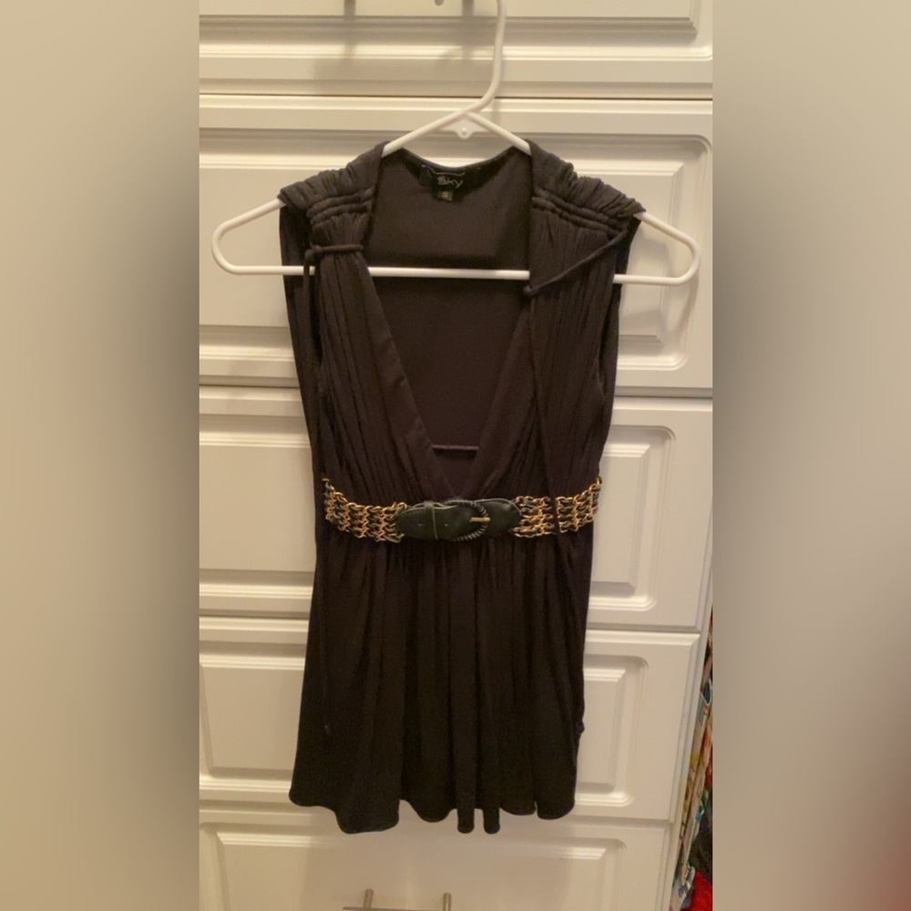 Sky shirt in black with gold accents